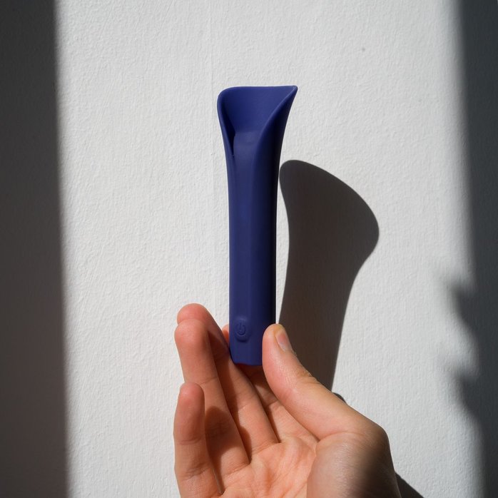 Синий мини-вибромассажёр Caress. Фотография 9.