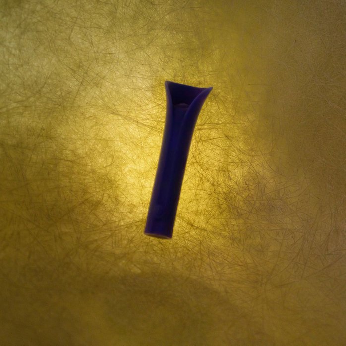 Синий мини-вибромассажёр Caress. Фотография 10.