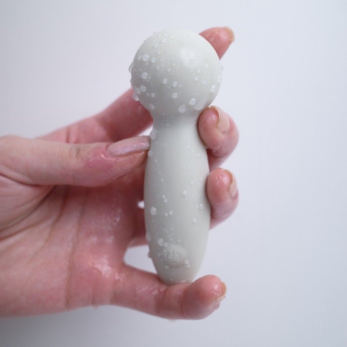 Серый мини-вибромассажёр Harmony. Фотография 7.