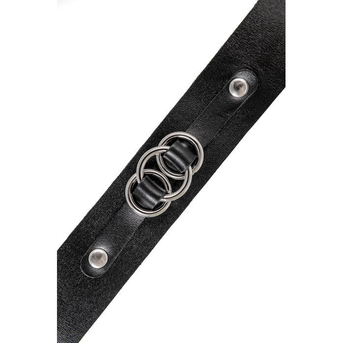 Черный чокер-ошейник со связанными кольцами на подложке. Фотография 6.