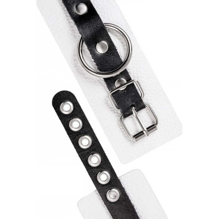 Бело-черные кожаные наручники с одним ремешком с люверсами. Фотография 6.