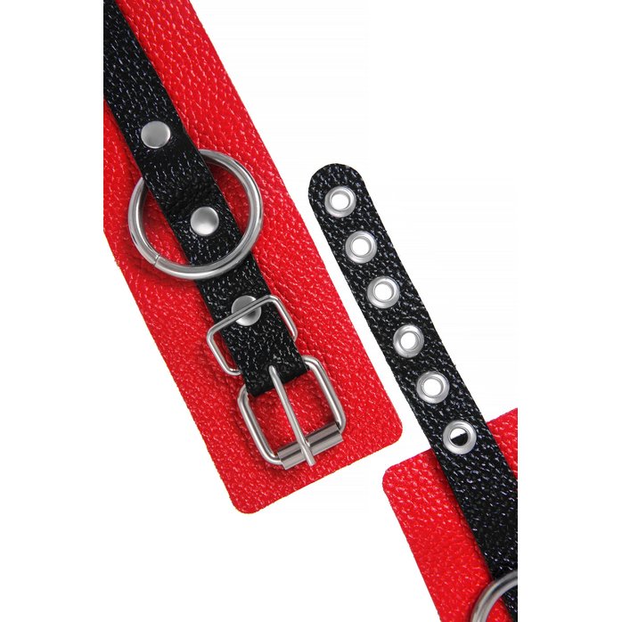 Красно-черные мягкие наручники с одним ремешком с люверсами. Фотография 7.