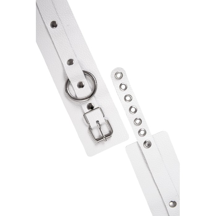 Белые мягкие кожаные оковы с люверсами. Фотография 5.