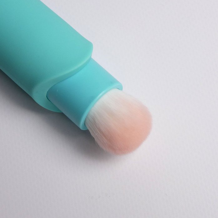 Бирюзовая многофункциональная вибропуля с щеточкой. Фотография 3.