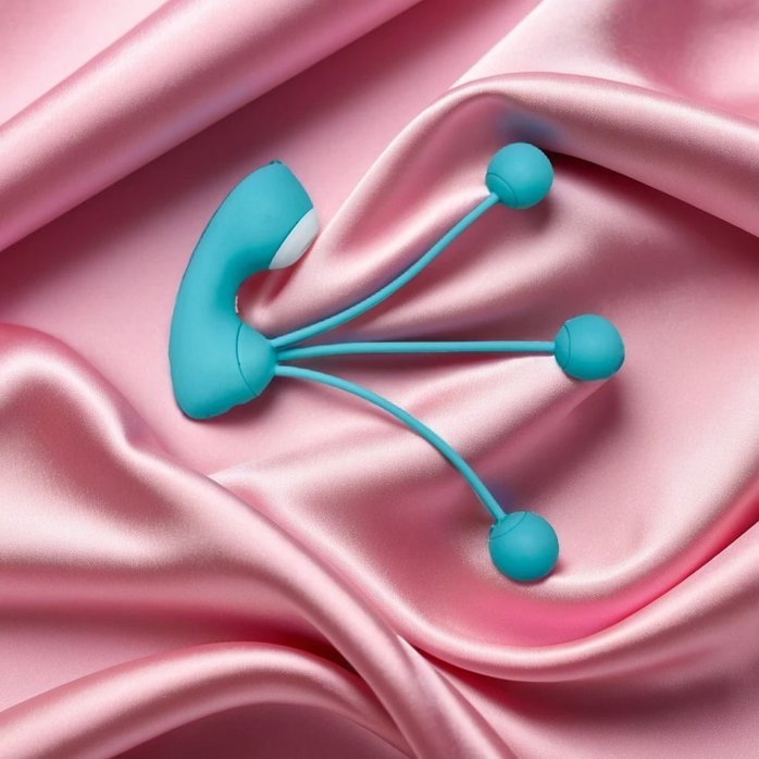 Бирюзовый вакуумный стимулятор клитора с вагинальными виброшариками. Фотография 3.