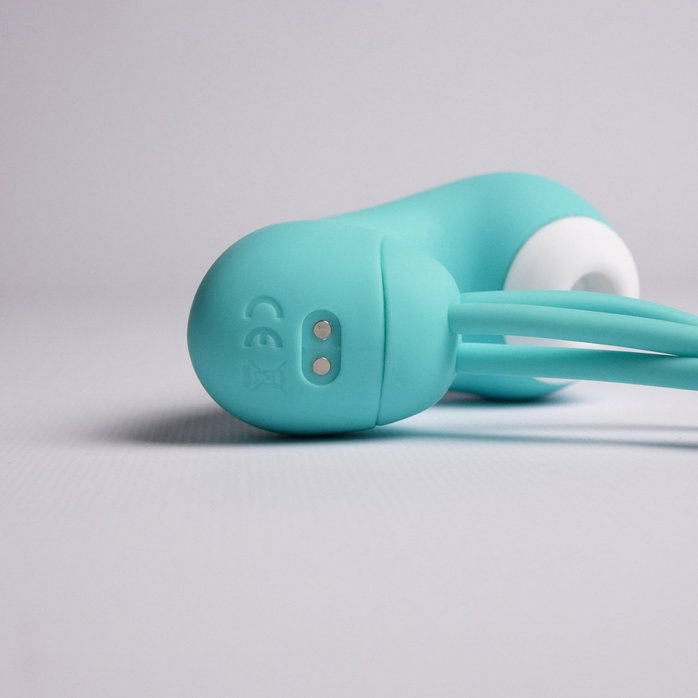 Бирюзовый вакуумный стимулятор клитора с вагинальными виброшариками. Фотография 4.