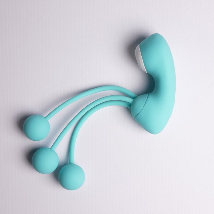 Бирюзовый вакуумный стимулятор клитора с вагинальными виброшариками. Фотография 6.