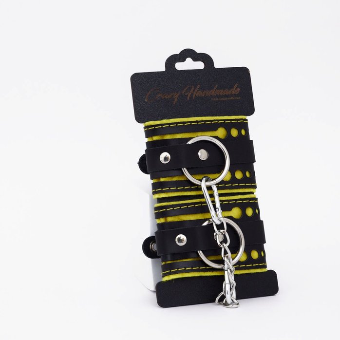 Черно-желтые кожаные наручники с жёлтой строчкой. Фотография 2.