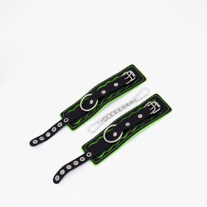 Черно-зеленые кожаные наручники с зеленой строчкой. Фотография 2.