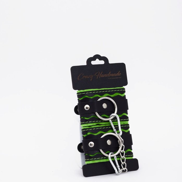Черно-зеленые кожаные наручники с зеленой строчкой. Фотография 3.