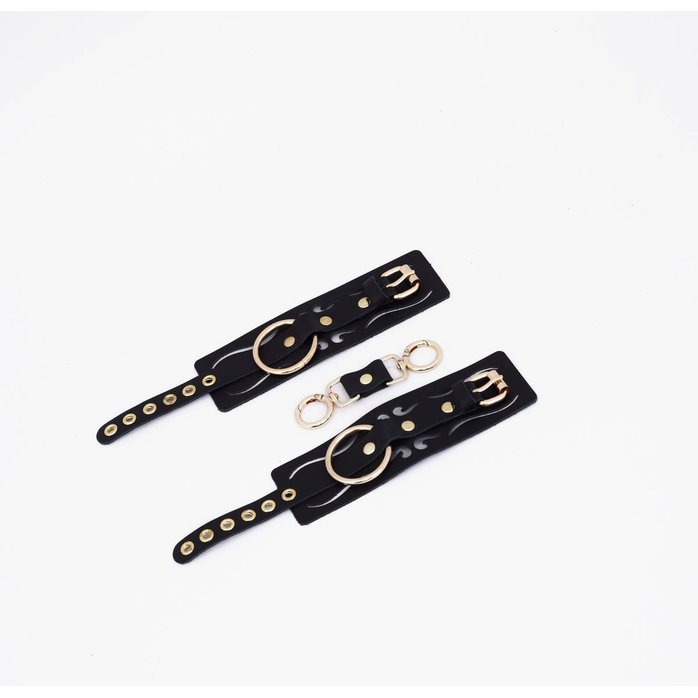 Черные кожаные наручники с золотистой фурнитурой. Фотография 2.