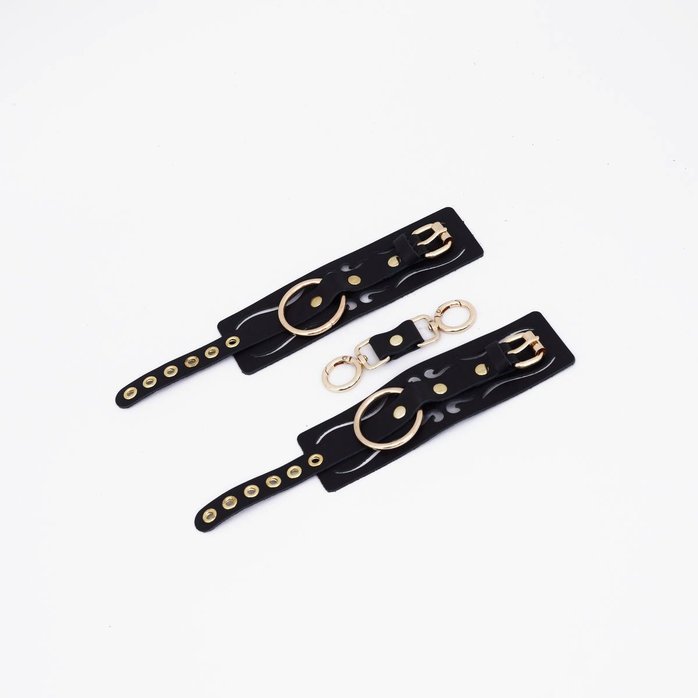 Черные кожаные наручники с золотистой фурнитурой