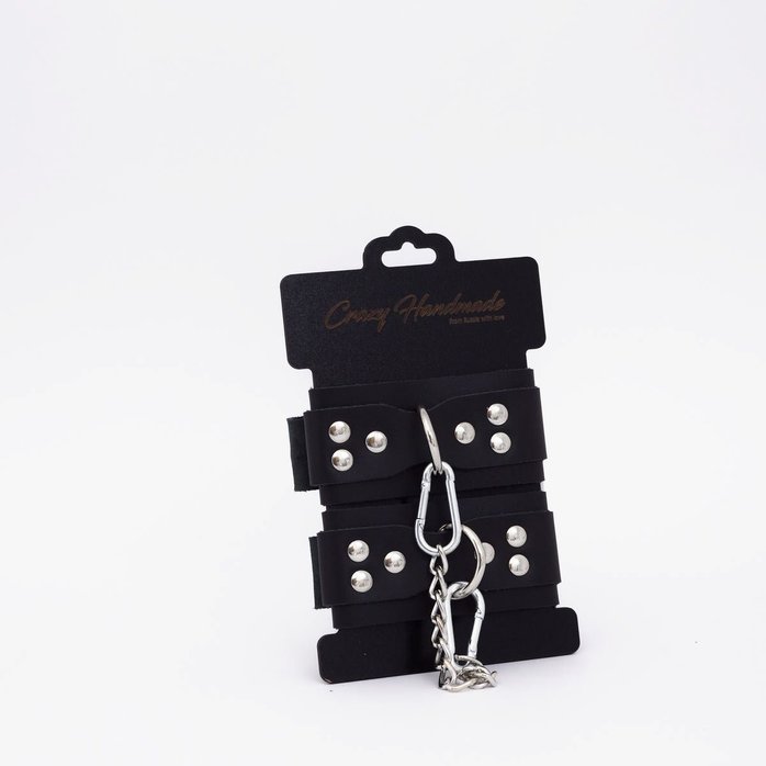 Черные кожаные наручники с регулируемыми ремешками. Фотография 2.