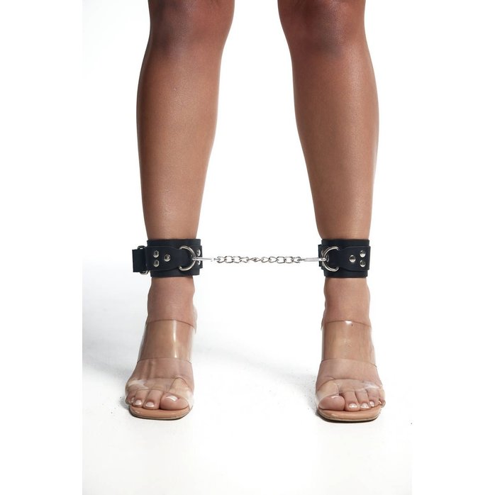 Черные кожаные оковы с регулируемыми ремешками. Фотография 3.