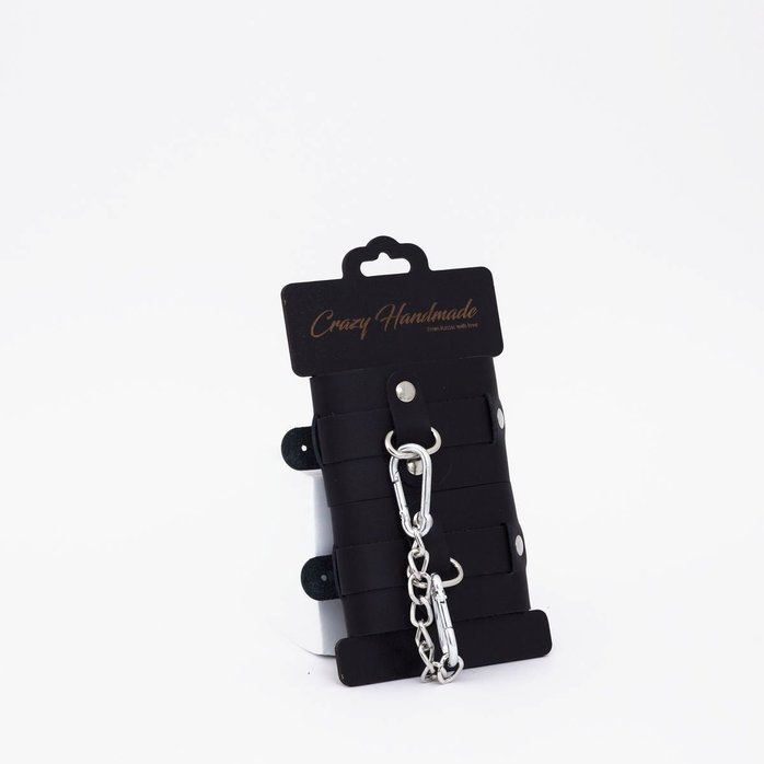 Черные кожаные наручники с хромированной фурнитурой. Фотография 2.