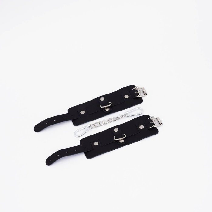 Черные кожаные наручники с хромированной фурнитурой
