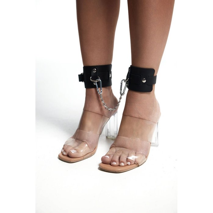 Черные кожаные оковы с хромированной фурнитурой. Фотография 4.