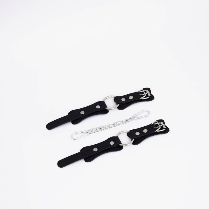 Черные кожаные наручники с кольцом. Фотография 2.