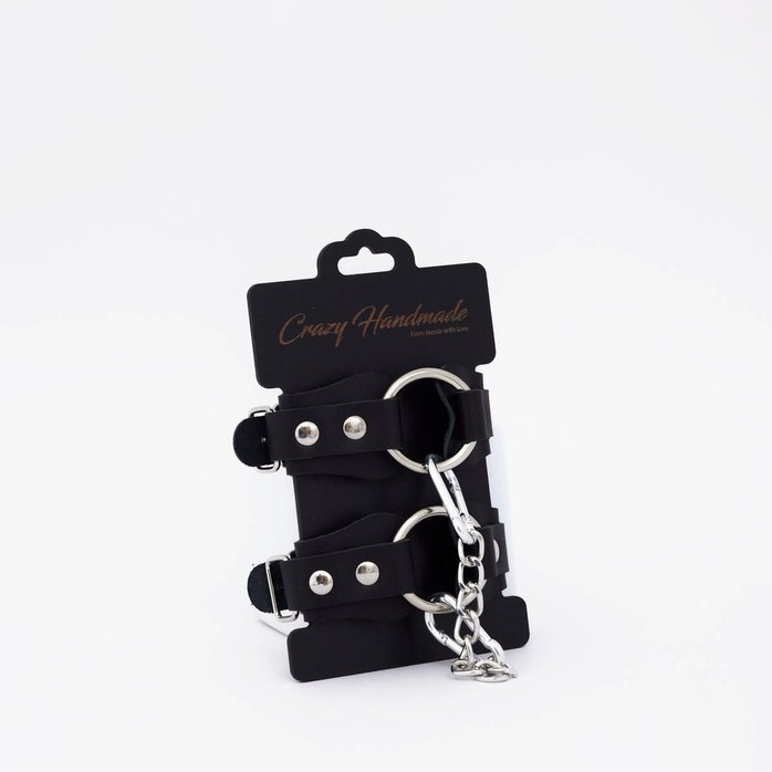 Черные кожаные наручники с кольцом. Фотография 3.