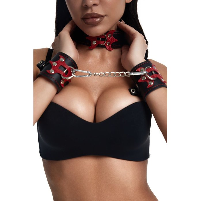 Черные кожаные наручники с красным декором и строчкой. Фотография 6.