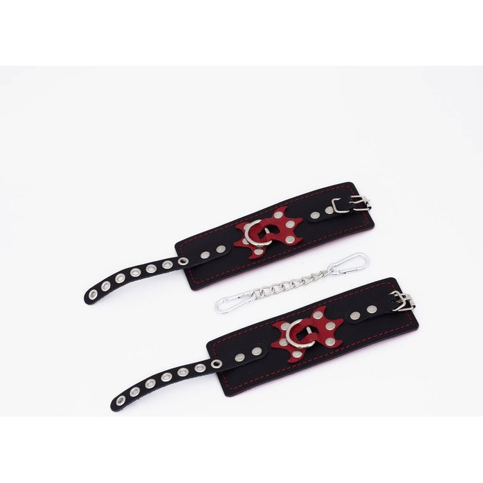 Черные кожаные наручники с красным декором и строчкой