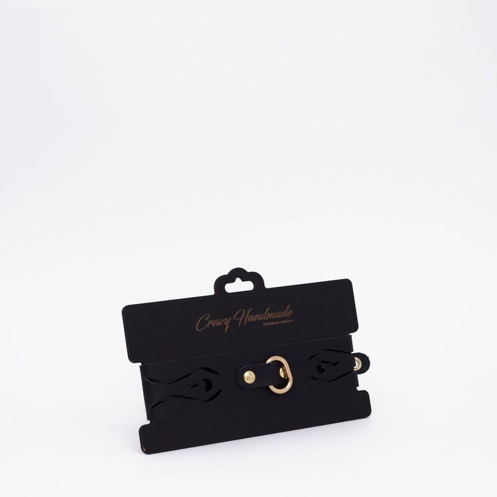 Черный кожаный ошейник с золотистой фурнитурой. Фотография 2.