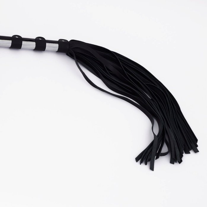 Черный кожаный флоггер со стальной ручкой - 45 см. Фотография 3.