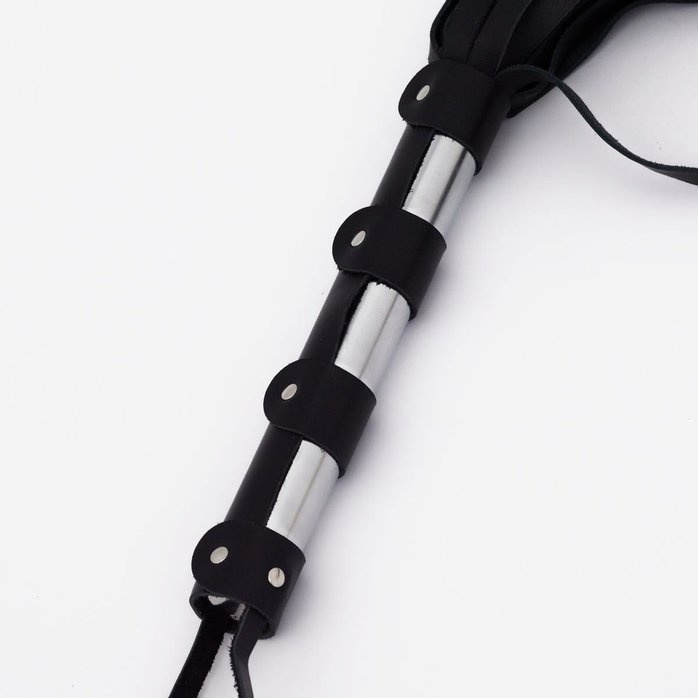 Черный кожаный флоггер со стальной ручкой - 45 см. Фотография 7.