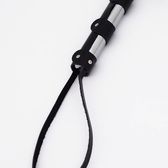 Черный кожаный флоггер со стальной ручкой - 45 см. Фотография 8.