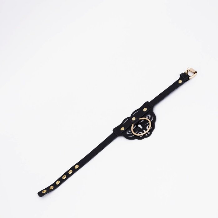 Черный фигурный кожаный ошейник с золотистой фурнитурой. Фотография 2.