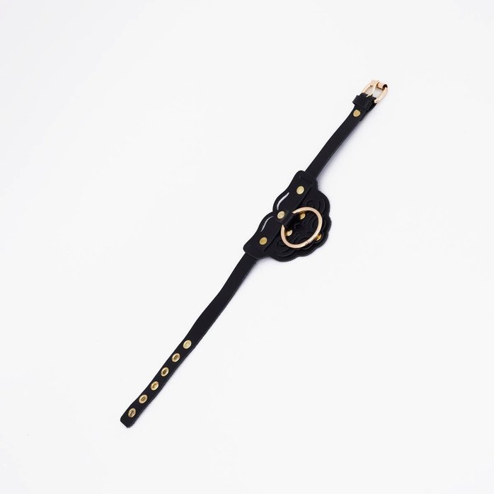 Черный фигурный кожаный ошейник с золотистой фурнитурой. Фотография 3.