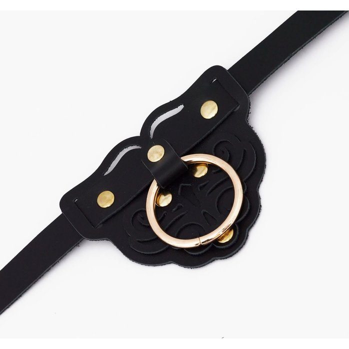 Черный фигурный кожаный ошейник с золотистой фурнитурой. Фотография 4.