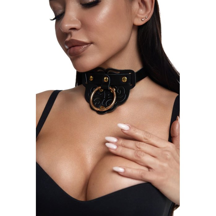 Черный фигурный кожаный ошейник с золотистой фурнитурой. Фотография 7.