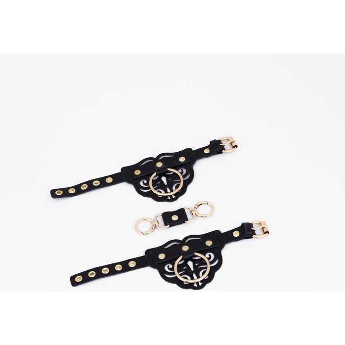 Черные наручники с золотистой фурнитурой. Фотография 2.