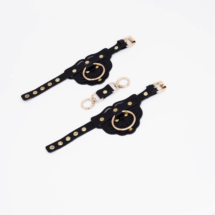Черные наручники с золотистой фурнитурой. Фотография 3.