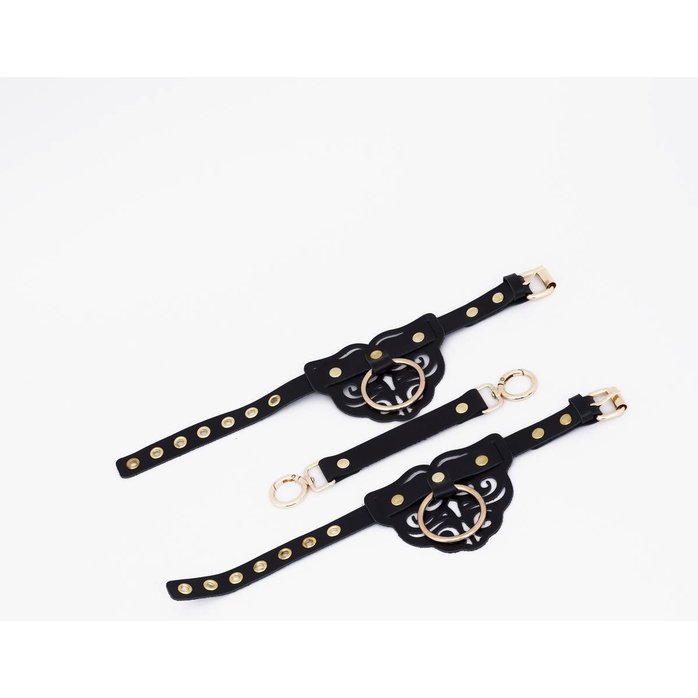 Черные оковы с золотистой фурнитурой