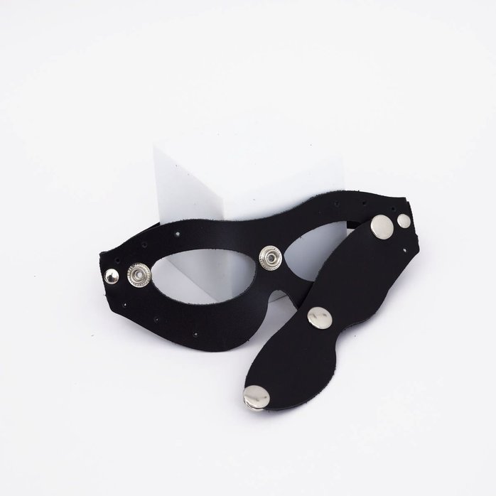 Черная кожаная маска со съёмной шторкой на кнопках. Фотография 2.