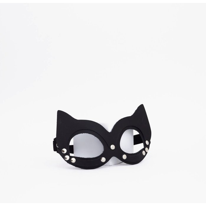 Черная кожаная маска кошки с клепками. Фотография 2.