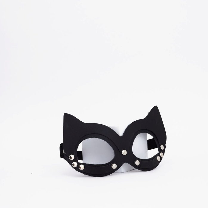 Черная кожаная маска кошки с клепками. Фотография 3.