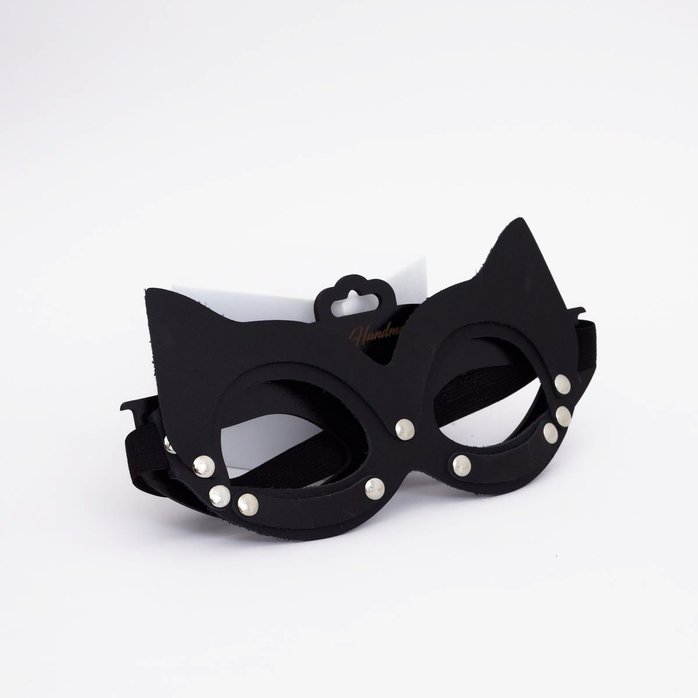 Черная кожаная маска кошки с клепками. Фотография 4.