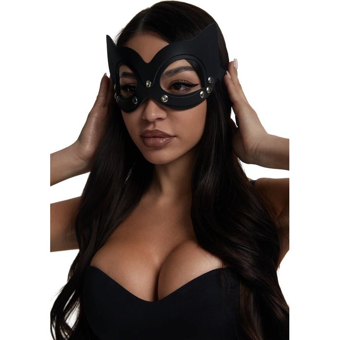 Черная кожаная маска кошки с клепками