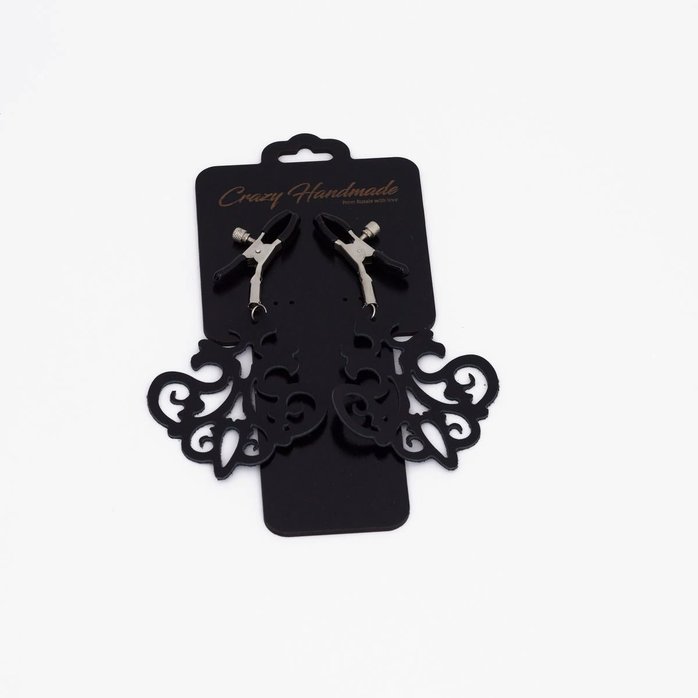 Зажимы на соски с черными кожаными подвесками. Фотография 3.