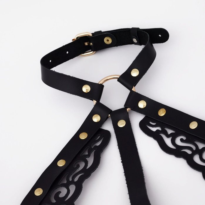 Черная кожаная портупея с резными элементами. Фотография 4.