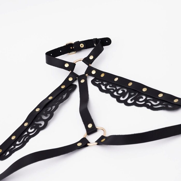 Черная кожаная портупея с резными элементами. Фотография 6.