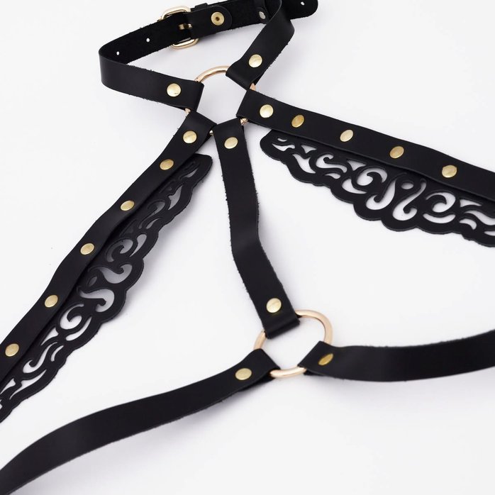 Черная кожаная портупея с резными элементами. Фотография 8.