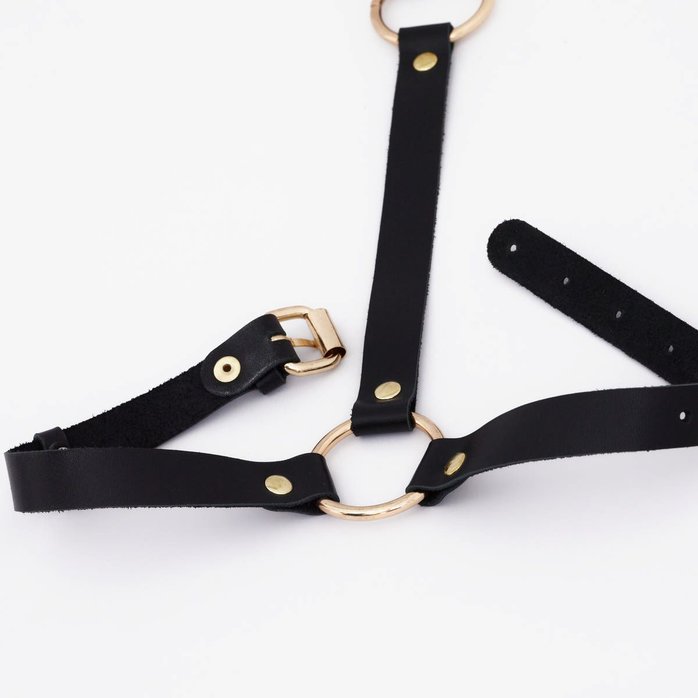 Черная кожаная портупея с резными элементами. Фотография 9.