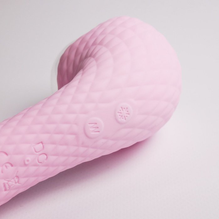 Розовый вибромассажёр с деликатными токами. Фотография 5.