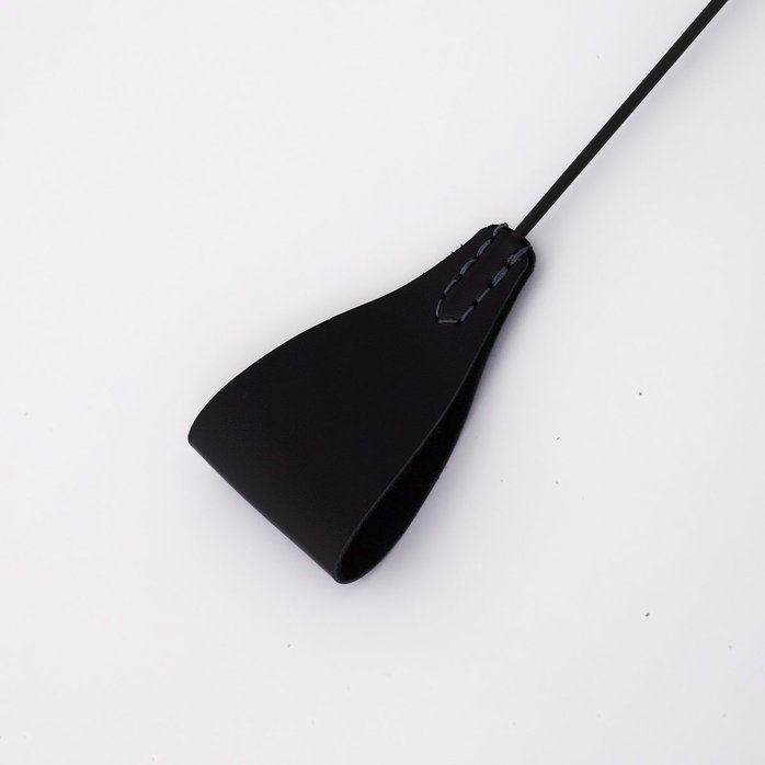 Стек с широким черным кожаным наконечником и металлической ручкой - 67 см. Фотография 2.