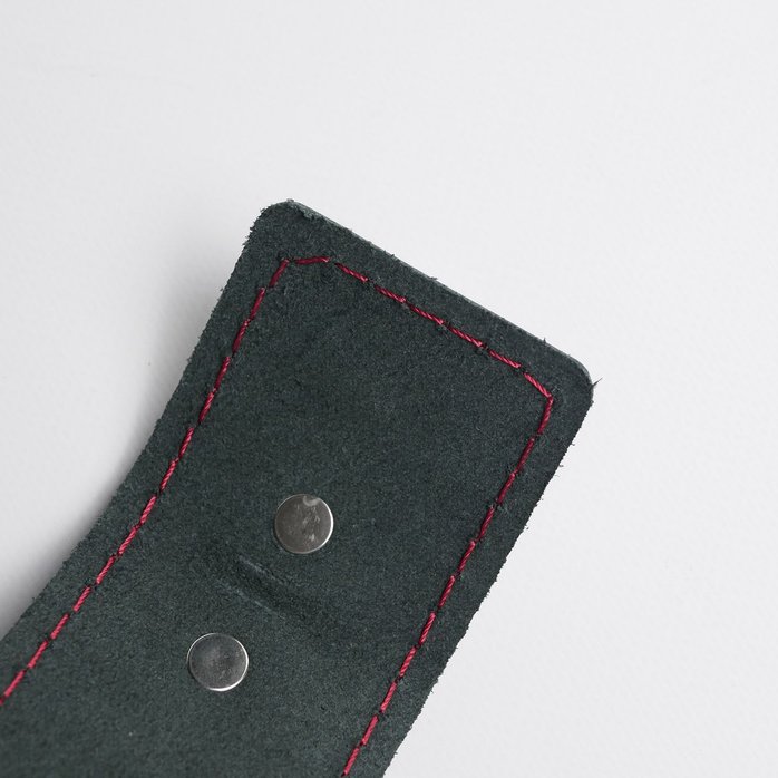 Черные кожаные наручники с красной строчкой. Фотография 2.