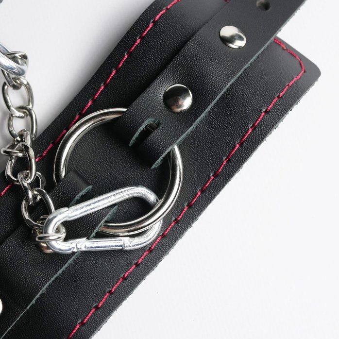 Черные кожаные наручники с красной строчкой. Фотография 4.